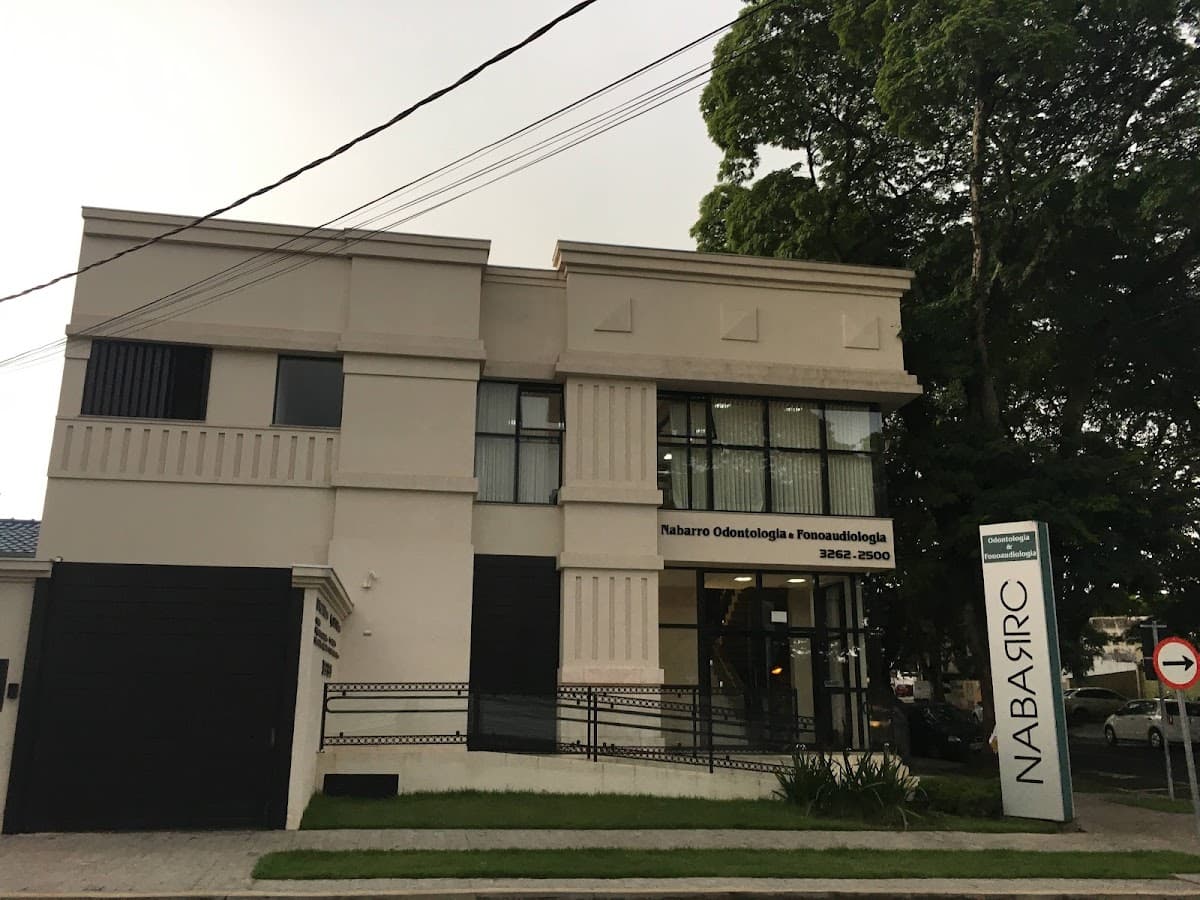 Fachada da clínica odontológica com boa iluminação e foco.