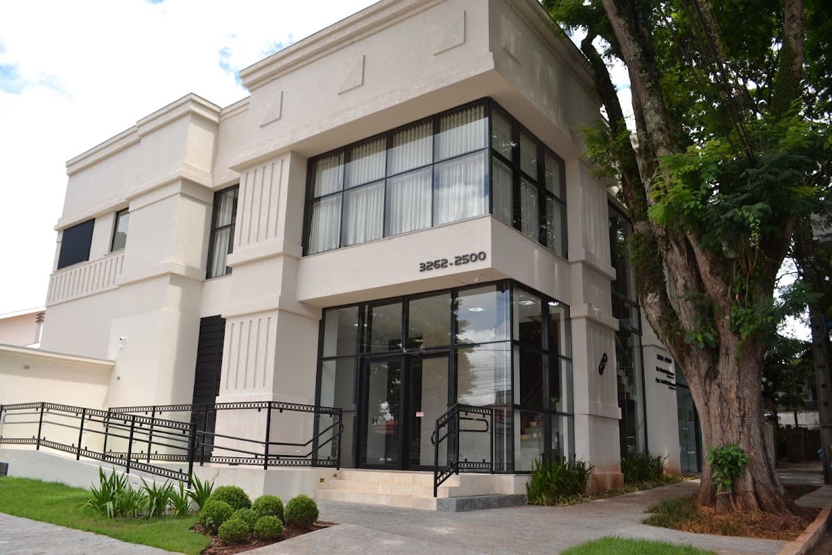 Dentista experiente realizando atendimento