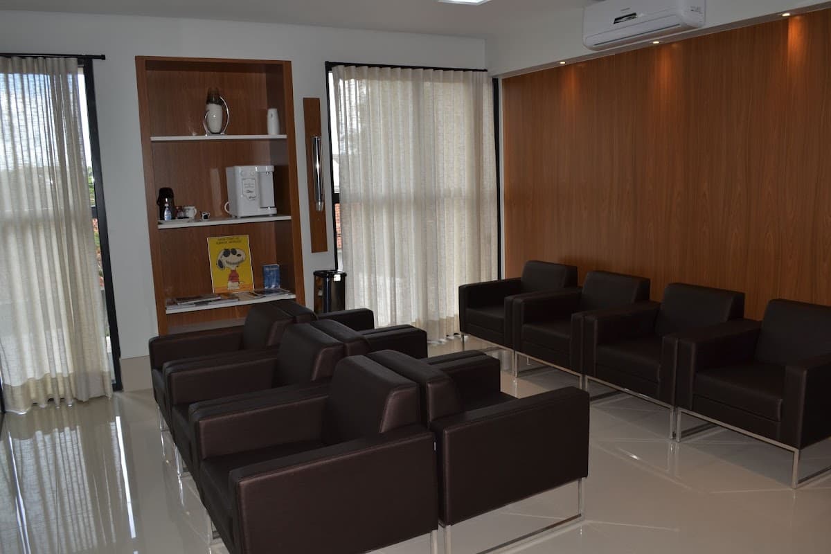 Paciente sorrindo após tratamento odontológico